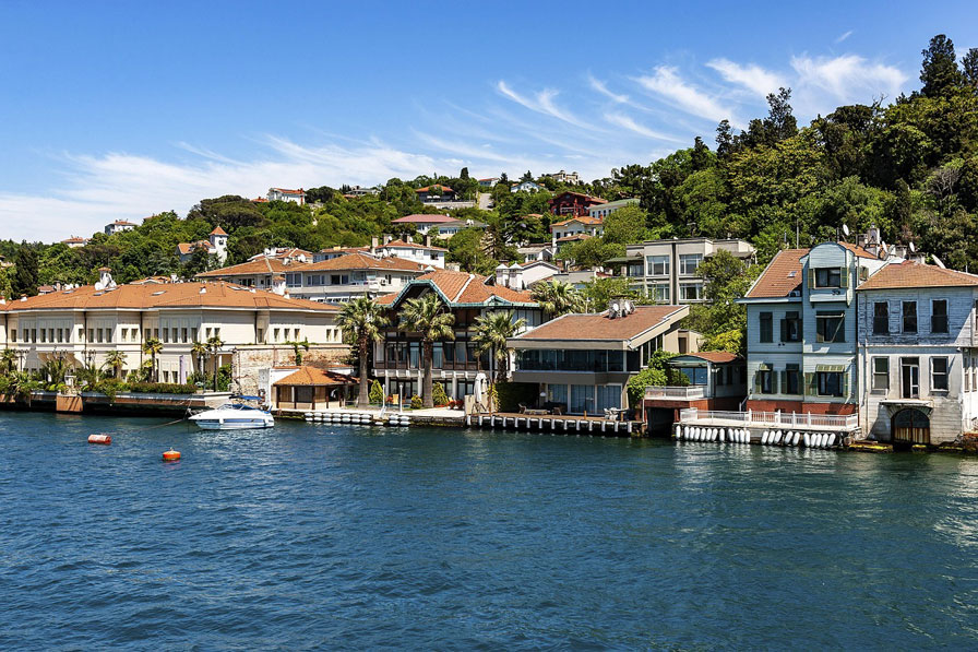 Buyukada island view with ferry and traditional Ottoman-style houses – a popular day trip from Istanbul