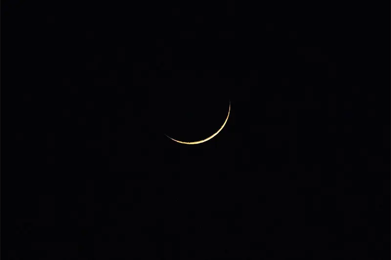 Crescent moon in the night sky, symbolizing Islamic holidays in Turkey